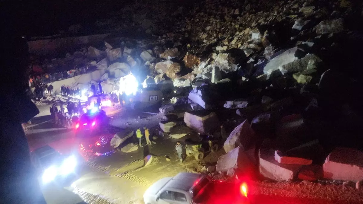 Marmara Adası’nda Mermer Ocağında Toprak Kayması