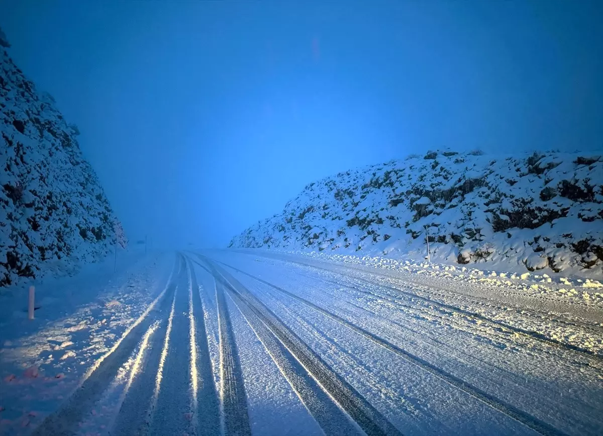 Antalya’da Kar Yağışı Ulaşımı Zorlaştırdı