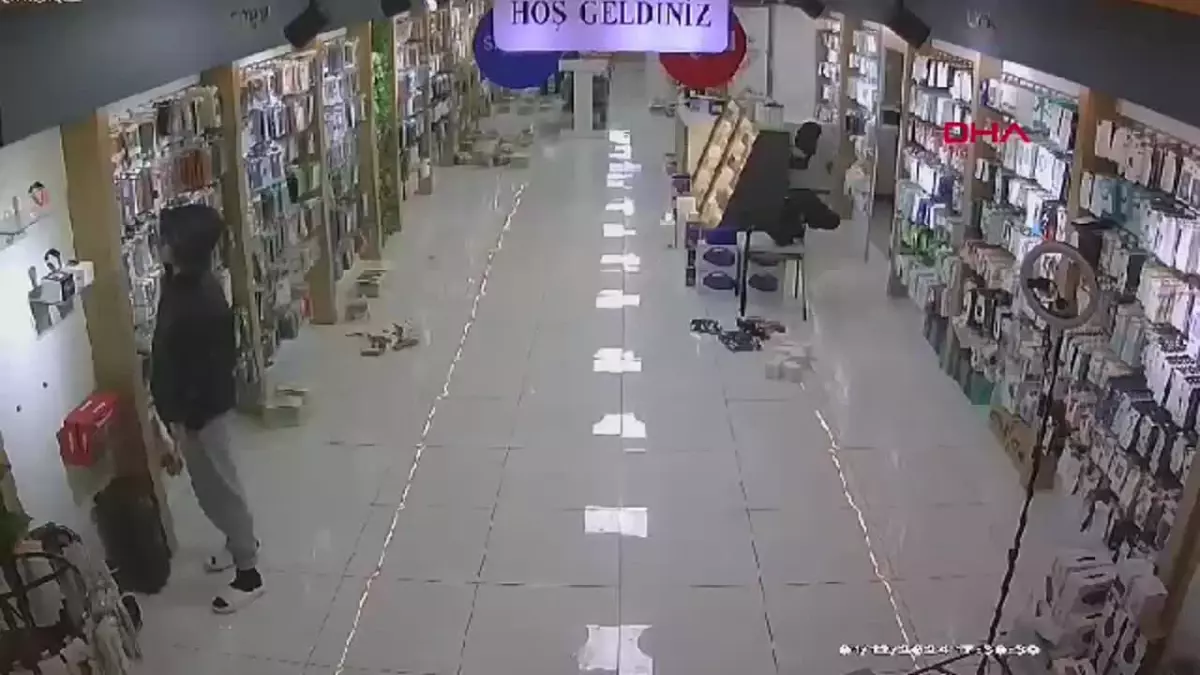 Manisa’da Akıllı Saat Hırsızlığı: Şüpheliler Güvenlik Kamerasında