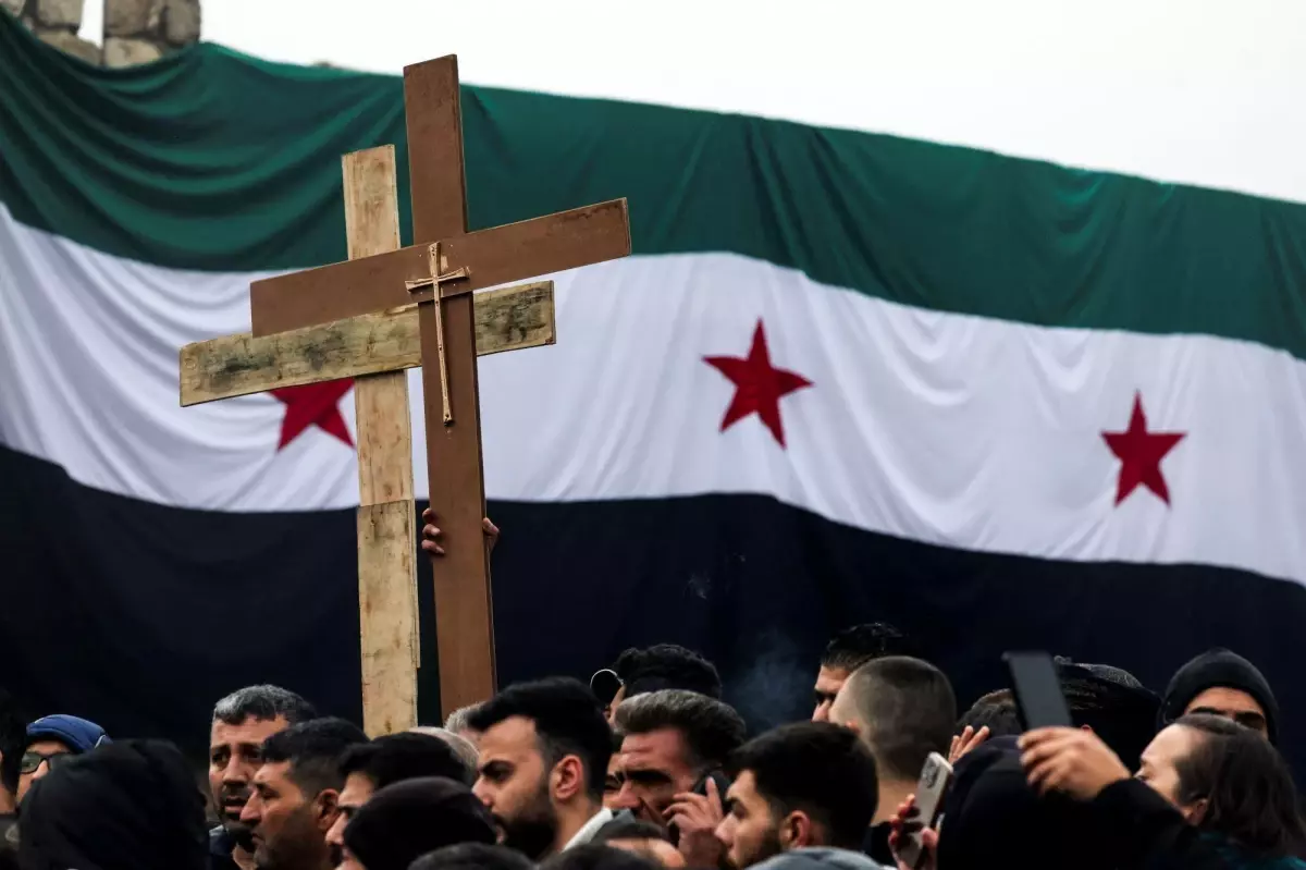 Noel Ağacı Kundaklandı, Protestolar Patlak Verdi