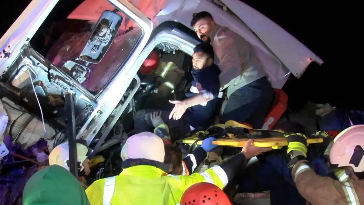 Pendik’te TEM Otoyolu’nda TIR Çarpıştı, Sürücü Kurtarıldı