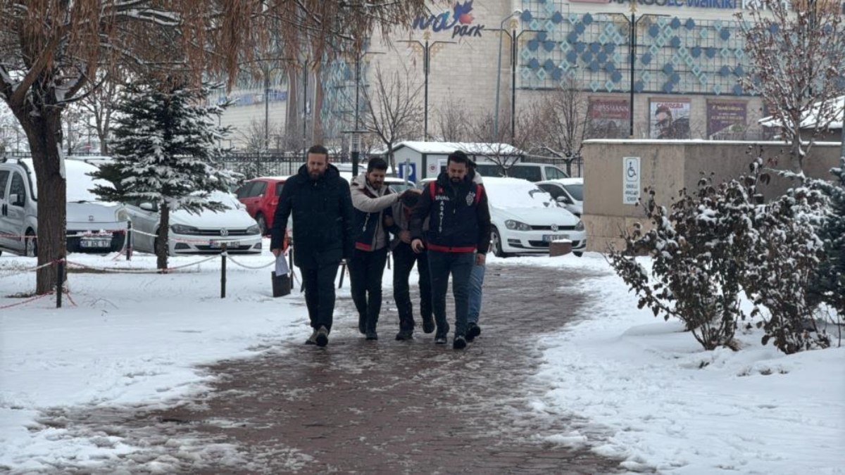 Sivas’ta annesini boğan kardeşini de vuran şahıs tutuklandı