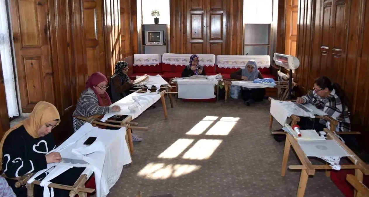 Gaziantep’te Kadınlar ‘Antep İşi’ Nakış Sanatı ile Ekonomiye Katkıda Bulunuyor