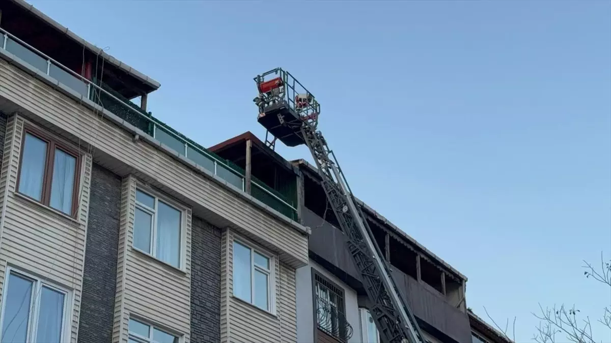 Gaziosmanpaşa’da Çatıda Yangın