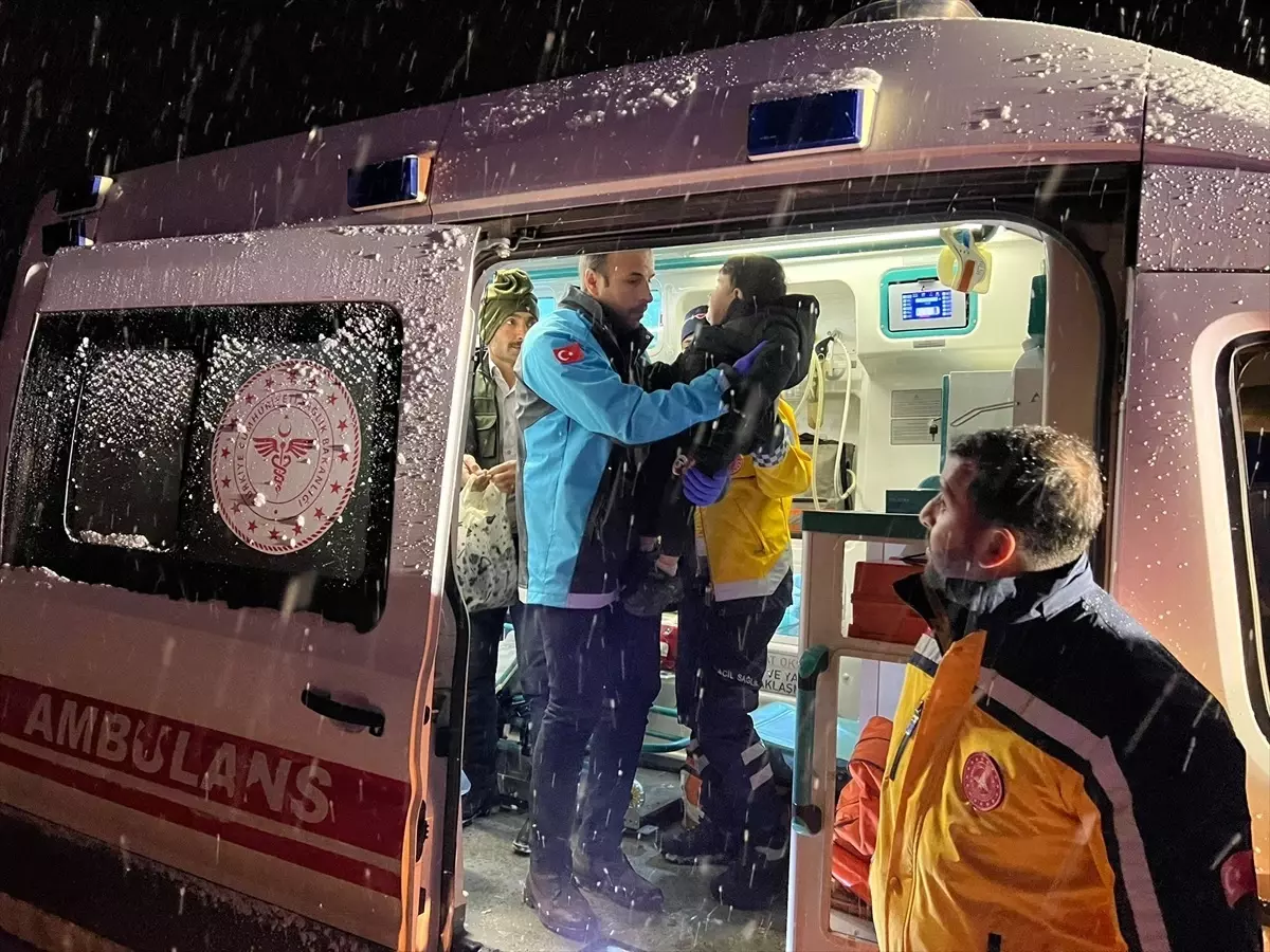 Yüksekova’da Kardan Kapanan Yolda Ambulans Seferberliği