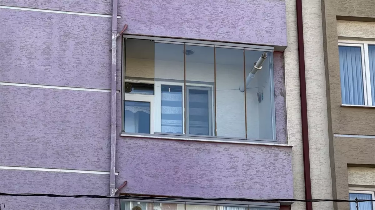 Balkondan Düşen Kadın Hastaneye Kaldırıldı