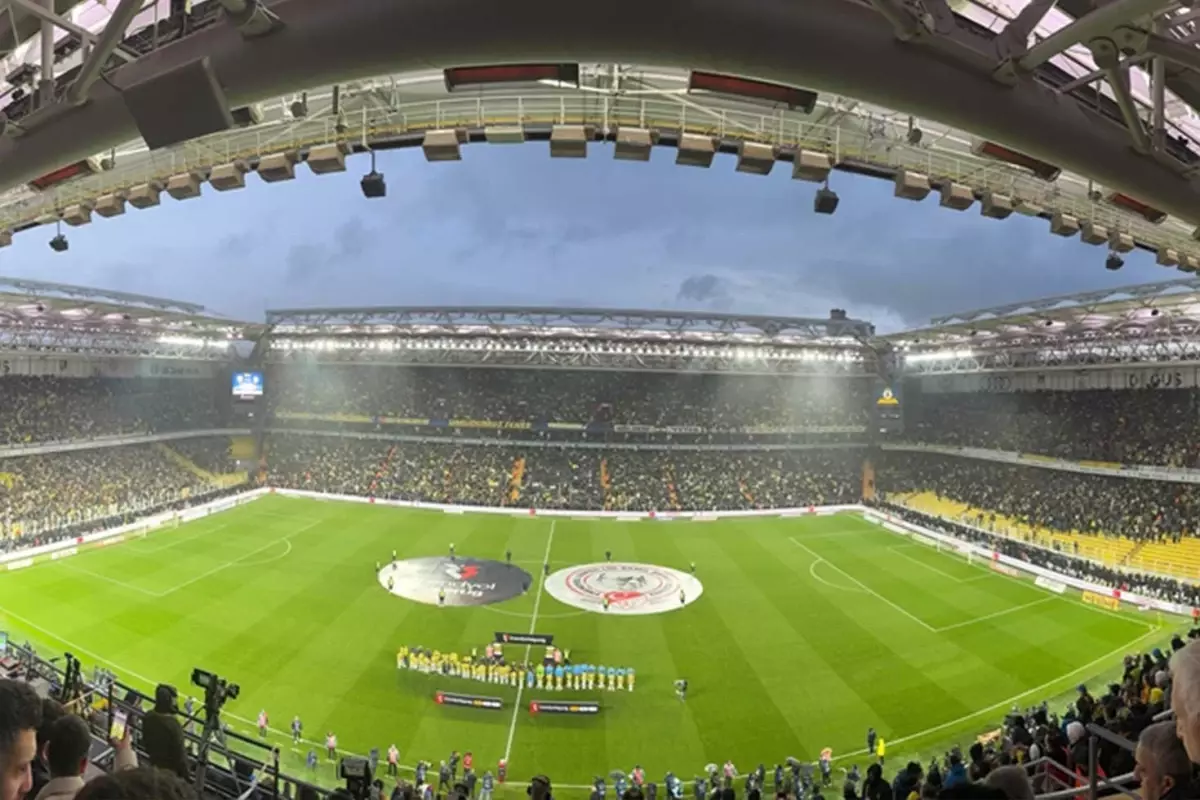 Ne olduysa golden sonra oldu! Fenerbahçe tribünlerinden futbolculara ve yönetime olay tepki